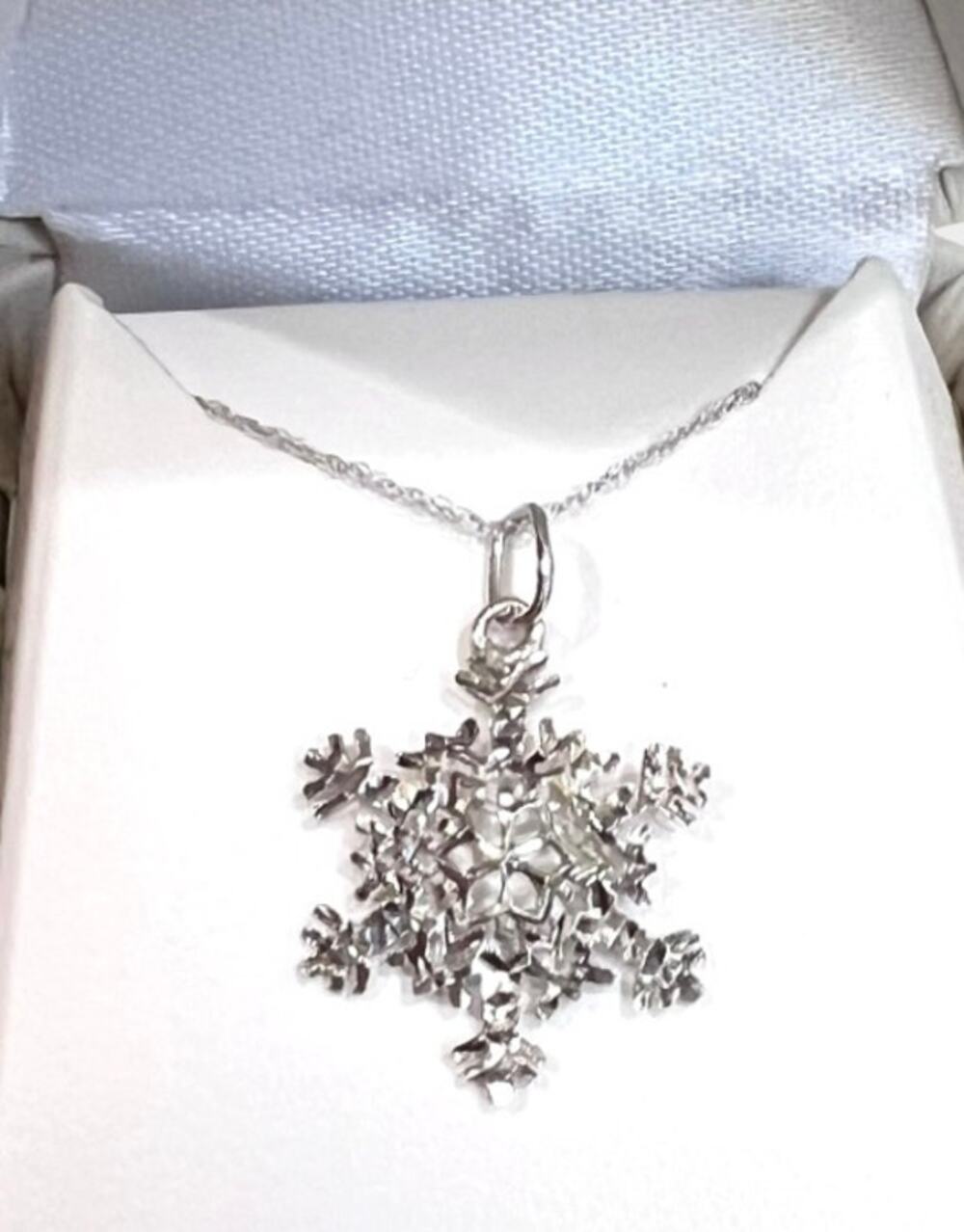 Bolivia 10K White Gold Snowflake Snow Flake Diamond Cuts Charm w/ Chain & Box